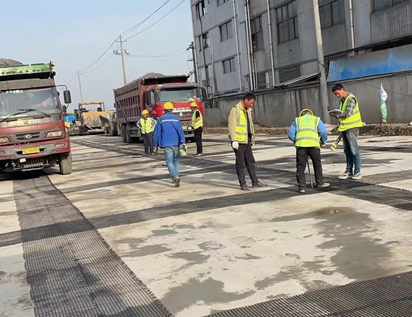 南岔老材料的新故事：玻璃纤维土工格栅如何在‘白改黑’浪潮中重获新生？